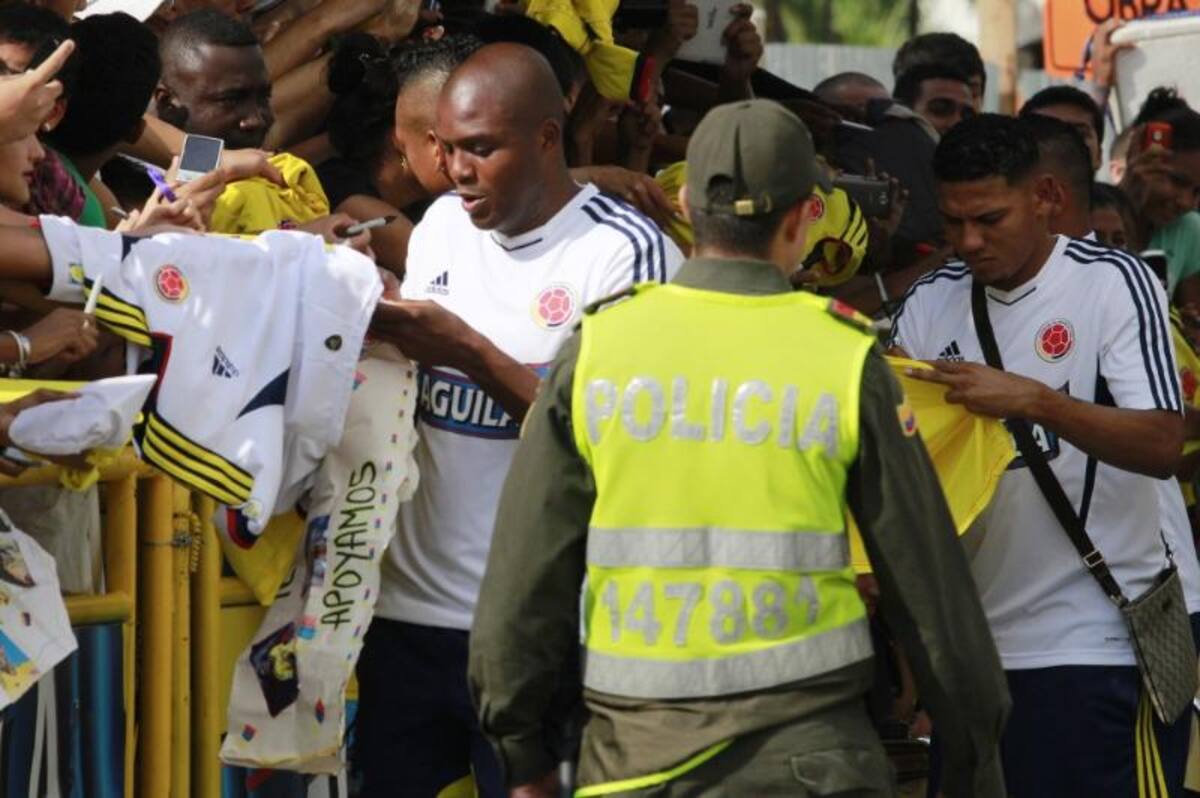 James Rodríguez, Aquivaldo Mosquera, Abel Aguilar entre otros firmaron autógrafos y se tomaron fotos a las afueras del hotel de concentración.