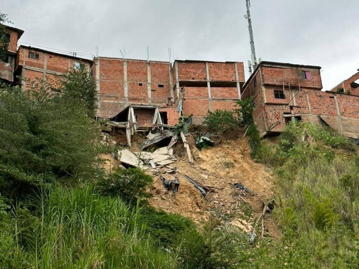 VIDEO: derrumbe amenaza con sepultar viviendas y la carretera antigua en Floridablanca