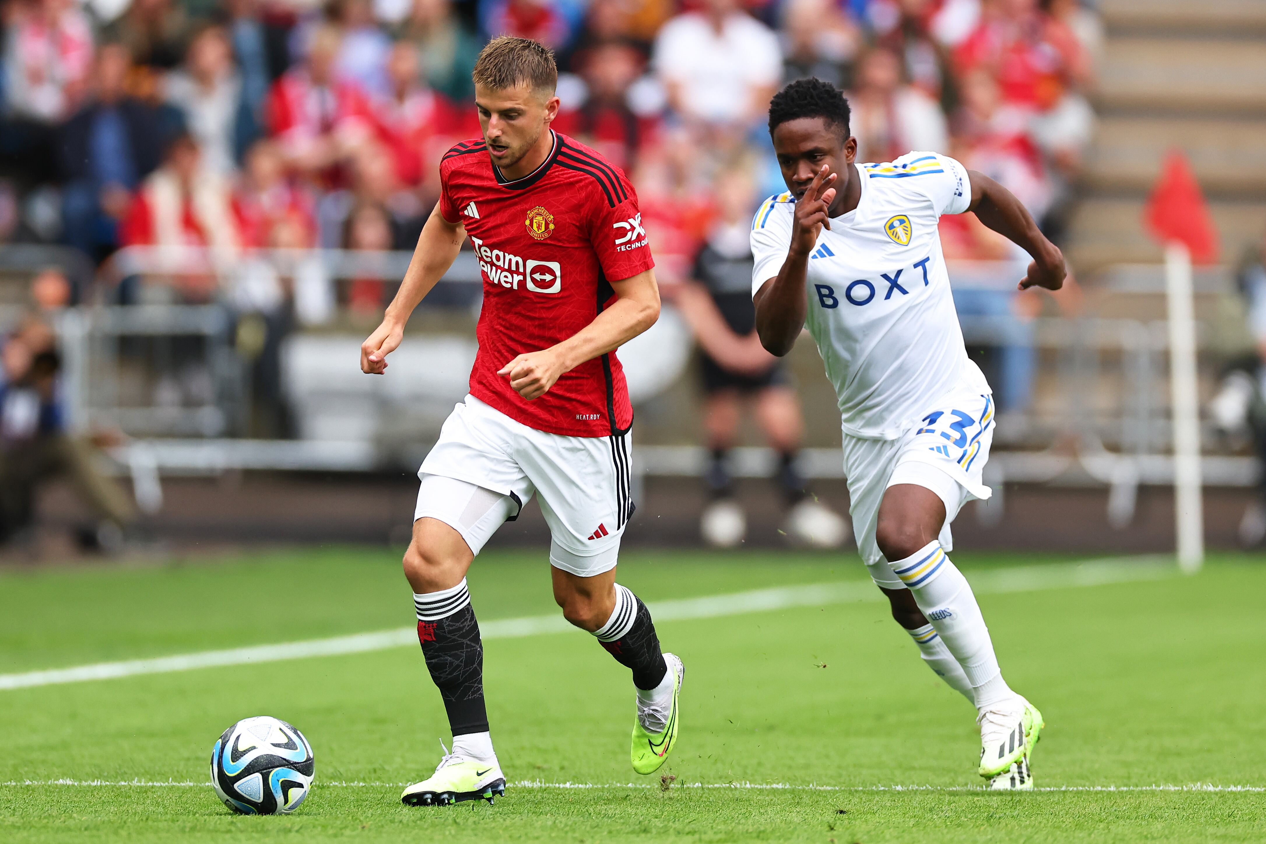 Luis Sinisterra en su amistoso de pretemporada ante el Manchester United. (Photo by Robbie Jay Barratt - AMA/Getty Images)