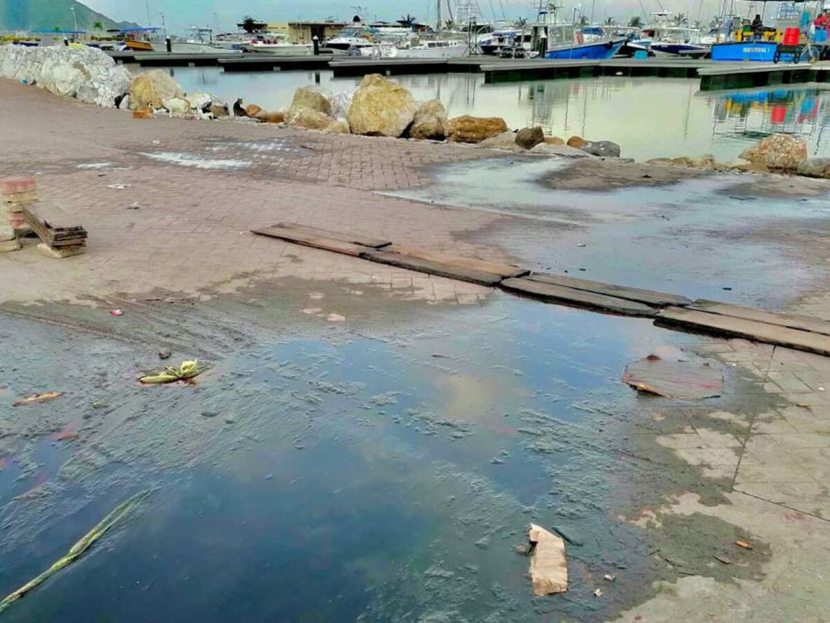 Rebosamiento de aguas servidas, una 'herida' para Santa Marta como destino