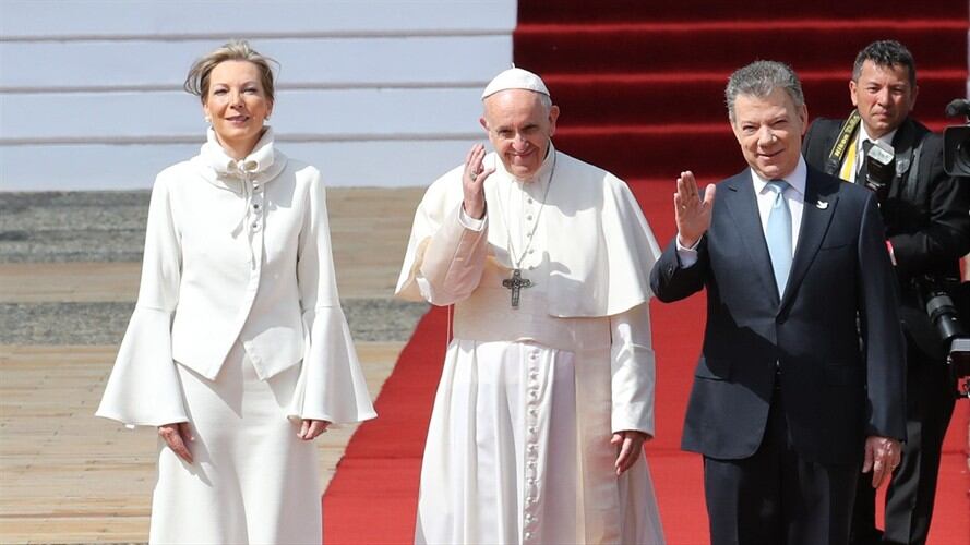 El presidente Juan Manuel Santos le dio las gracias al papa Francisco por haber llegado a Colombia en un momento "histórico y único". Foto: Getty Images