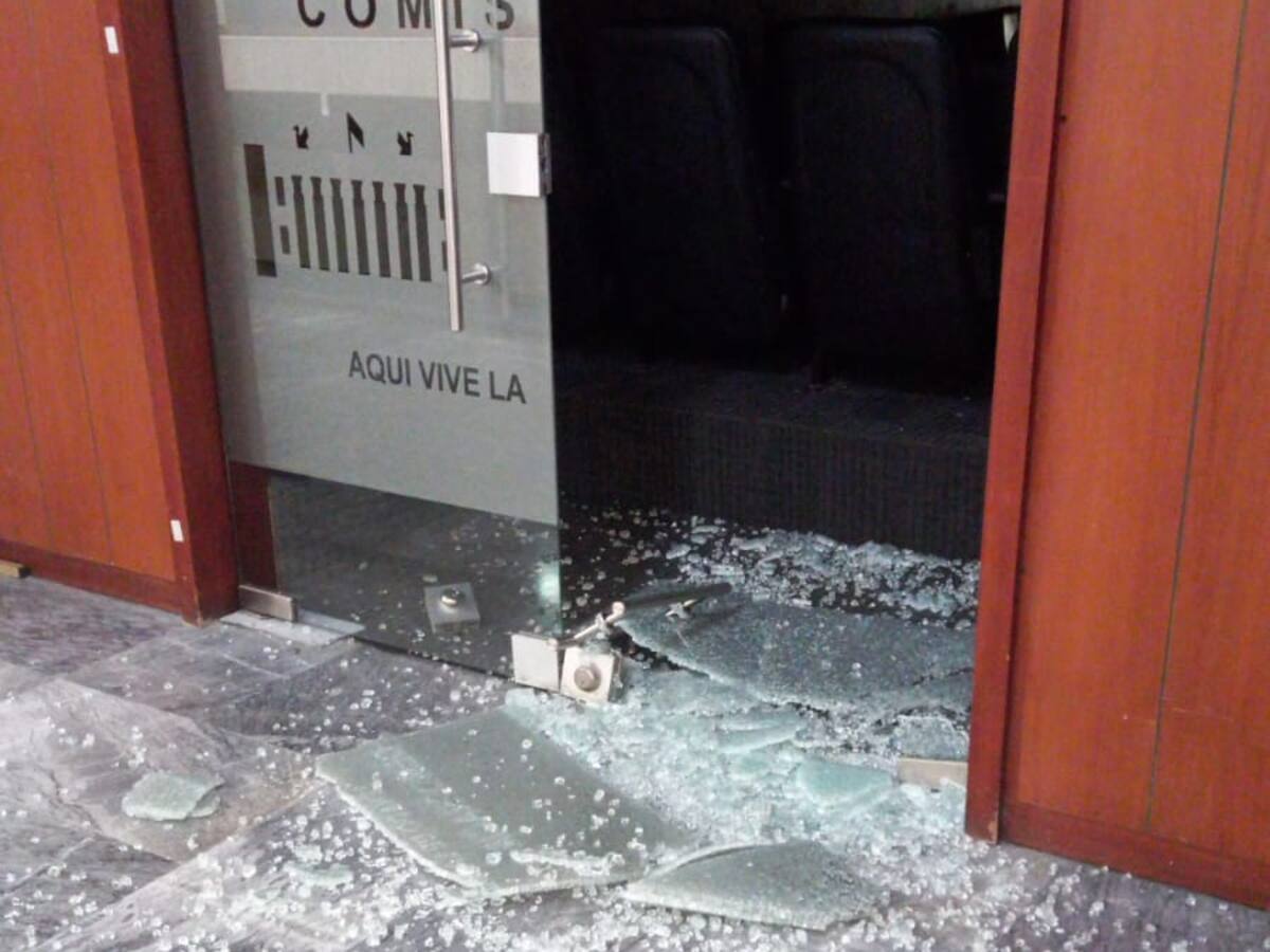 Investigan desplome de puerta de la Comisión Séptima del Senado