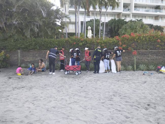 Policía de Santa Marta fomenta el desarrollo sostenible con jornadas de limpieza de playas