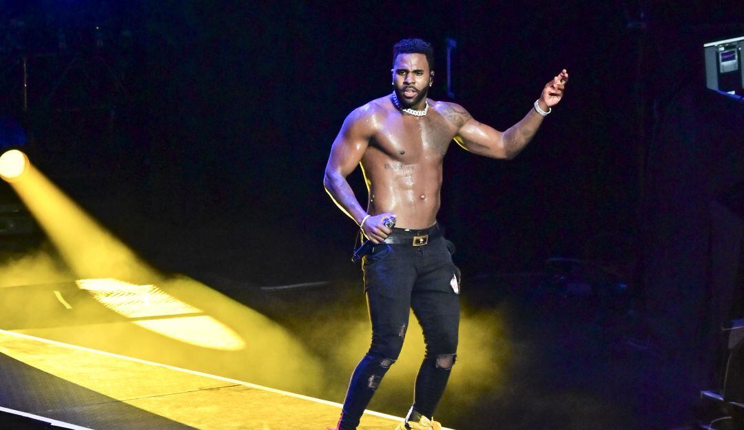 Artista se fue a golpes con fanáticos que lo confundieron con otro cantante