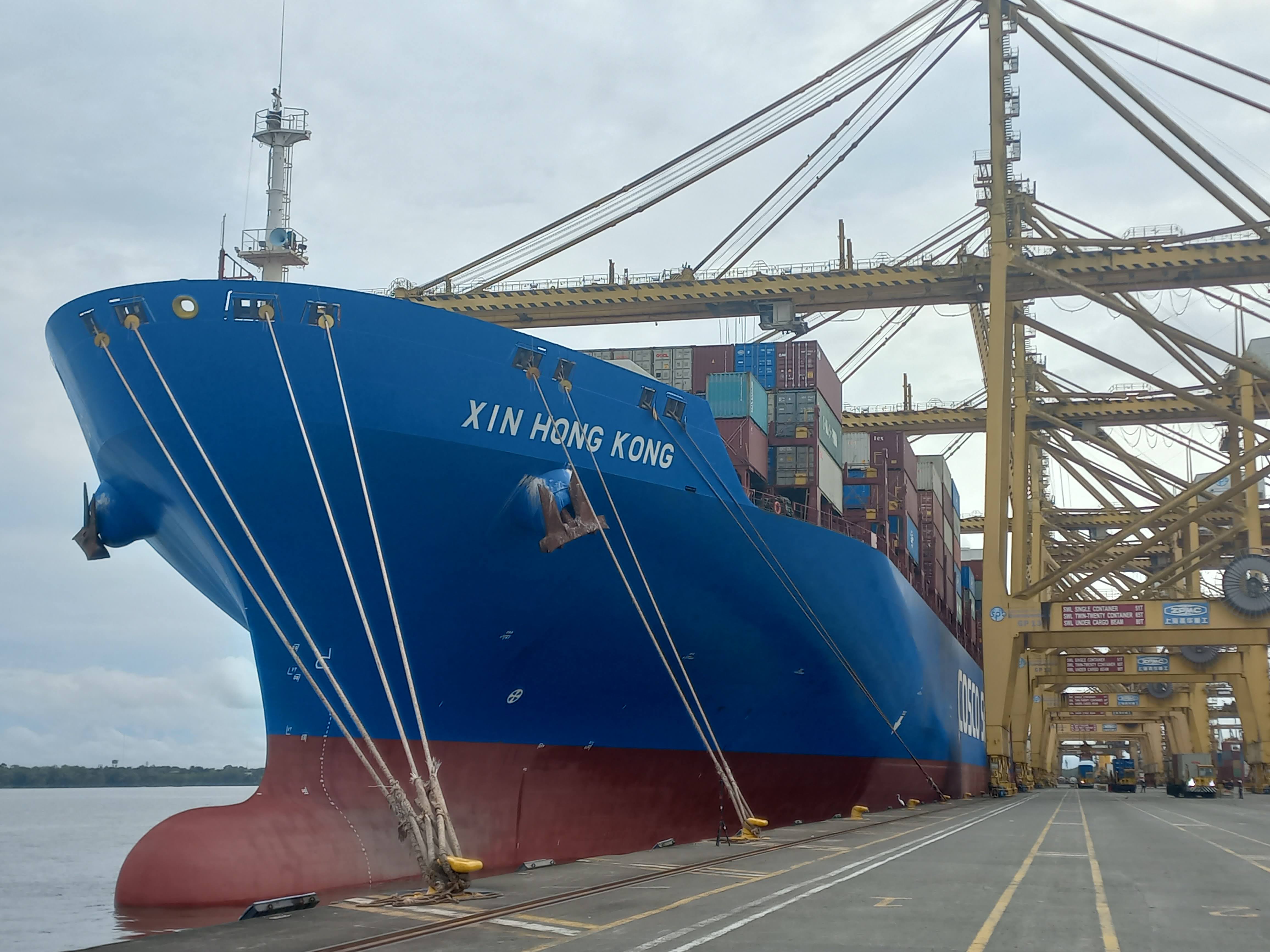 Durante su primera operación, el buque Xin Hong Kong, perteneciente a Cosco Shipping, realizó su recalada inaugural en la terminal, marcando el inicio de la nueva ruta.
