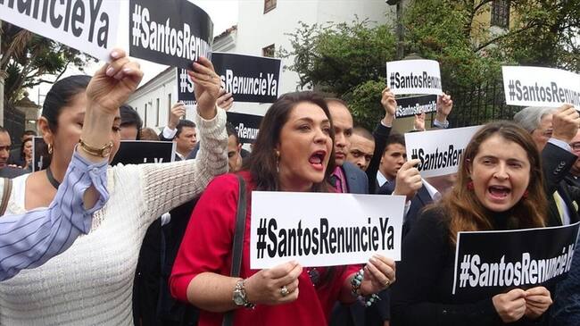 Congresistas del Centro Democrático marcharon en solidaridad a Santiago Uribe luego de su captura y pidieron la renuncia del presidente Juan Manuel Santos. Foto: Colprensa