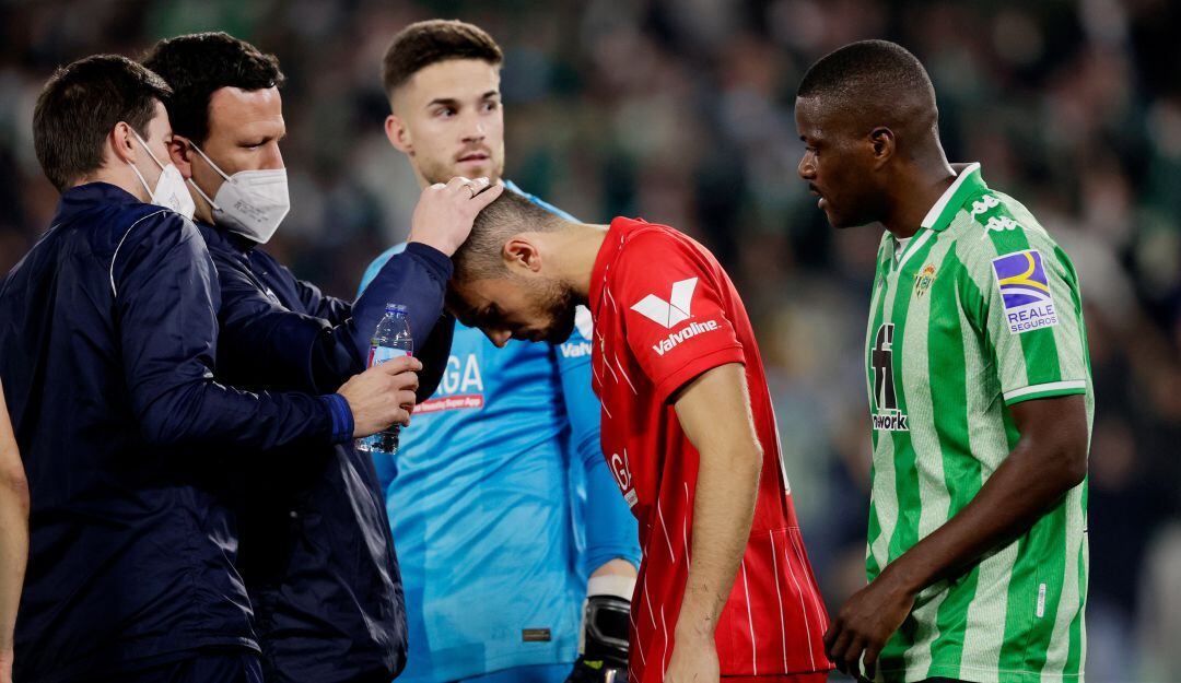 Joan Jordan recibe golpe en Betis vs. Sevilla