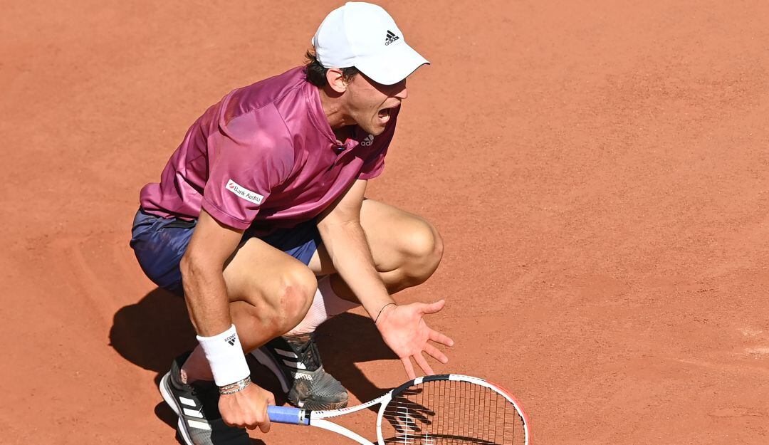 Dominic Thiem se lamenta durante su estreno en Roland Garros.