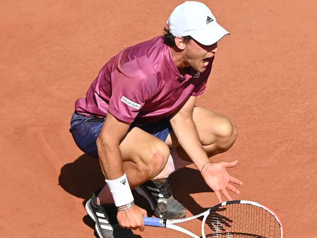 Dominic Thiem se lamenta durante su estreno en Roland Garros.