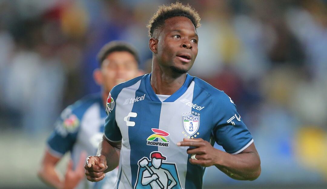 Avilés Hurtado celebra un nuevo gol de chilena en el fútbol mexicano.