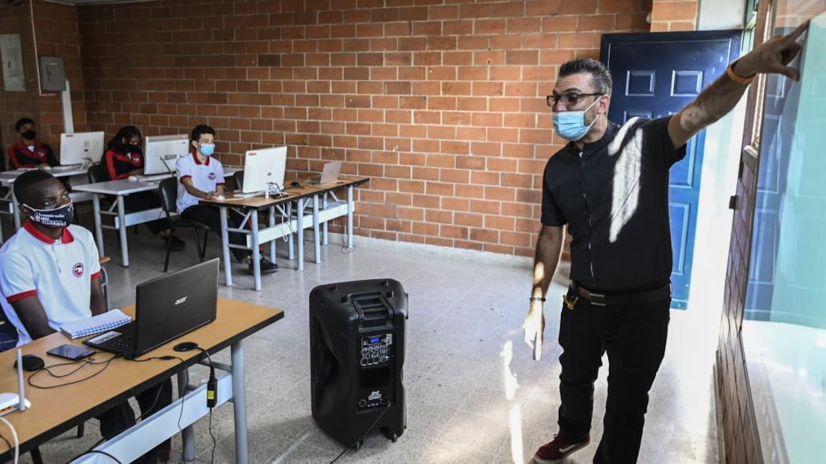 PROFESORES DE CÓRDOBA DENUNCIAN QUE NO SE HAN HECHO LOS DECRETOS DE NOMBRAMIENTO PARA PODER EJERCER SU PROFESIÓN