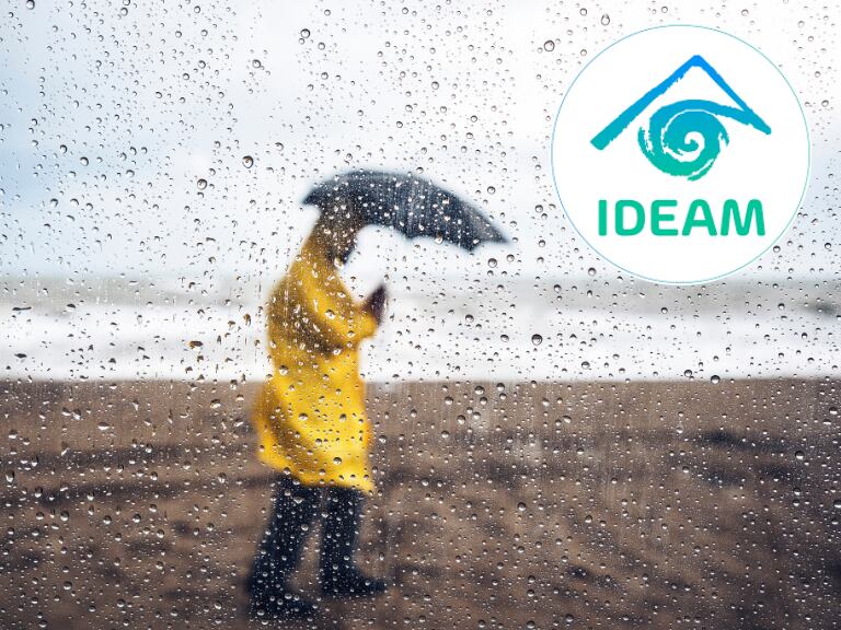 Hombre bajo la lluvia/ Getty Images