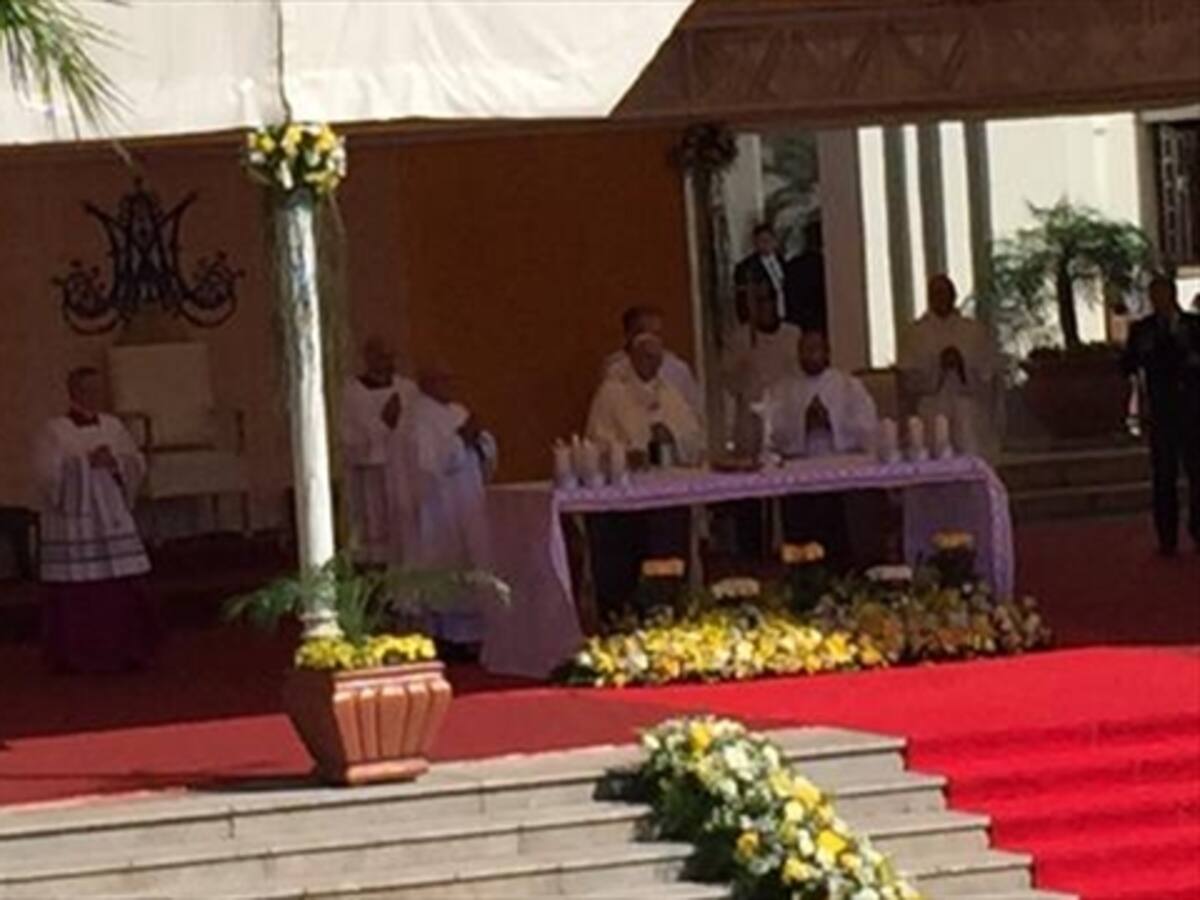 Papa Francisco destaca papel de la mujer para 'levantar un país derrotado'