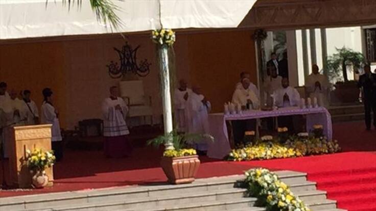 Papa Francisco destaca papel de la mujer para 'levantar un país derrotado'