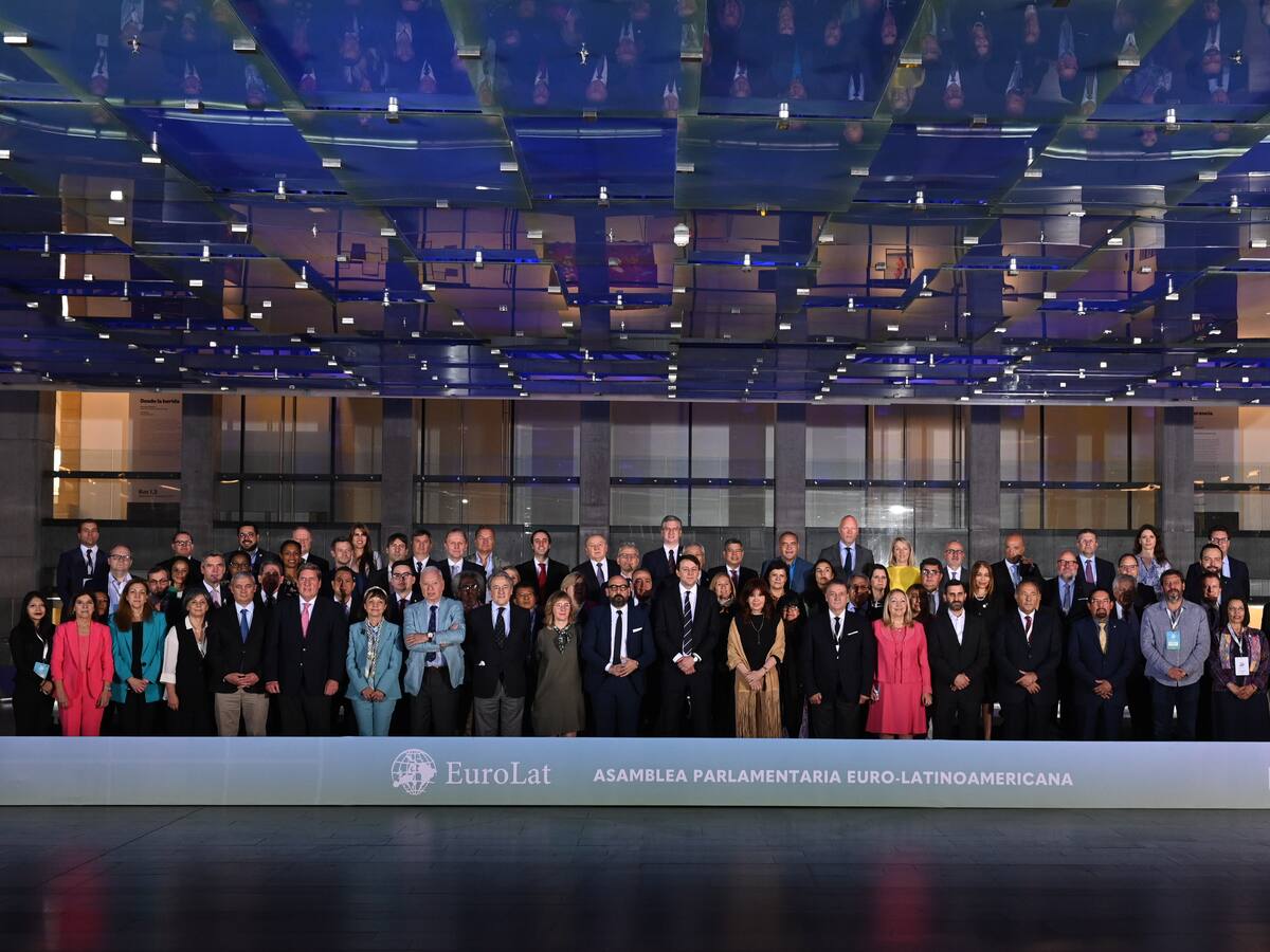 ¿Qué es la EuroLat y cuáles son los beneficios que trae para América Latina?