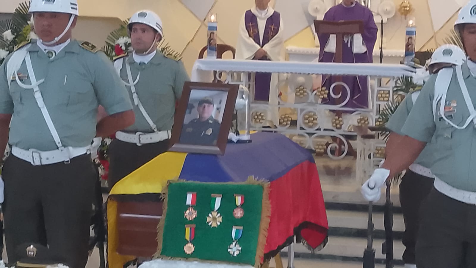 Familiares, amigos y autoridades acompañaron las honras fúnebres del coronel (r) Renato Solano Osorio en la parroquia Nuestra Señora del Perpetuo Socorro, en el barrio Campo Núñez de Neiva.