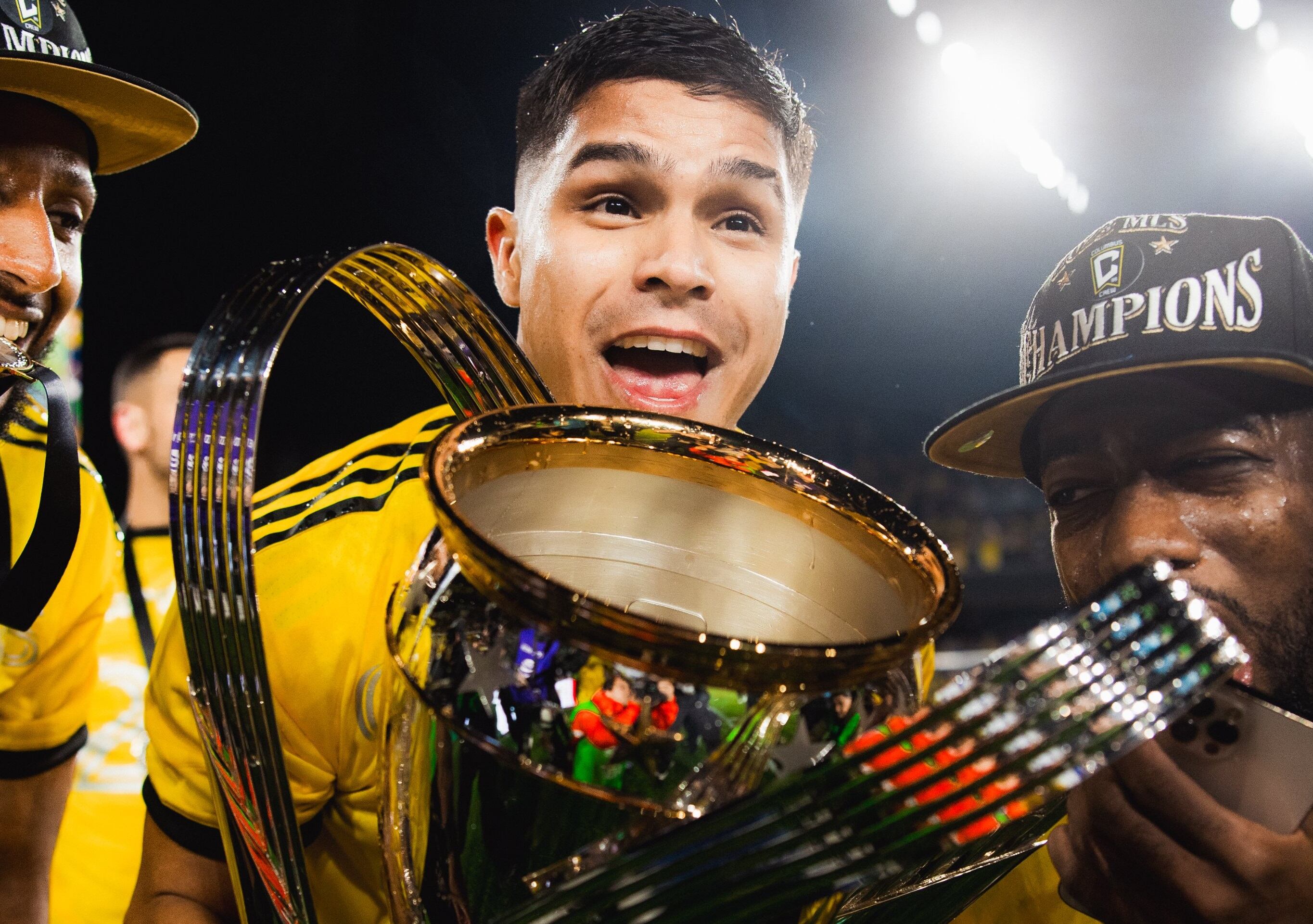 Cucho Hernández con el trofeo de la MLS // Twitter (X): @MLS