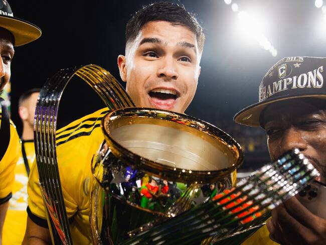 Cucho Hernández con el trofeo de la MLS // Twitter (X): @MLS