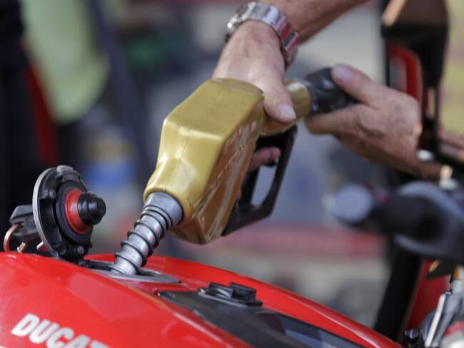 Establecen multas millonarias a distribuidores de combustibles