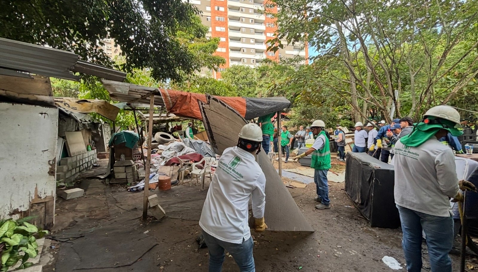 Desmontan construcciones ilegales en el barrio Los Colores de Medellín. Cortesía: Alcaldía de Medellín.