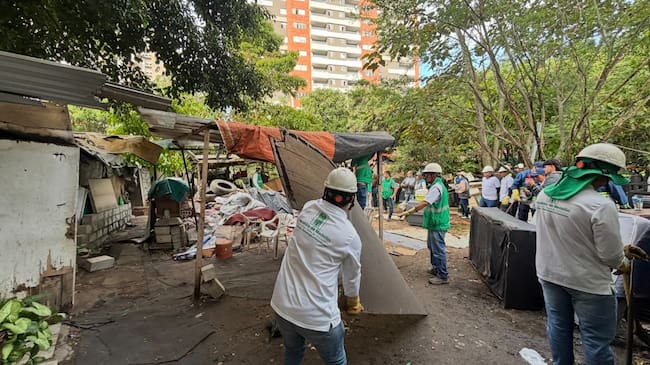 Desmontan construcciones ilegales en el barrio Los Colores de Medellín. Cortesía: Alcaldía de Medellín.