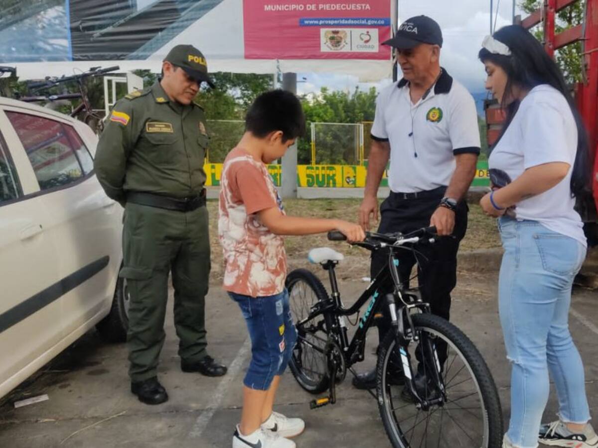 Reparan y donan bicicletas a niños de escasos recursos