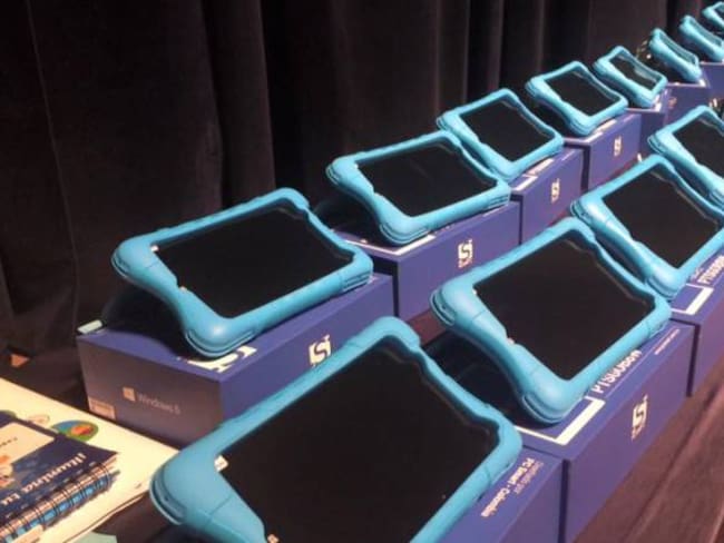 MinTic entrega más tabletas para docentes en Caldas