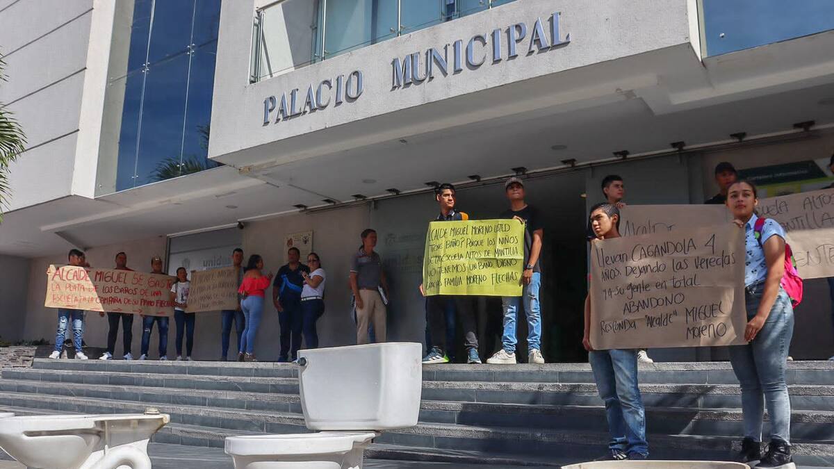 Con inodoros protestaron por falta de agua en un colegio