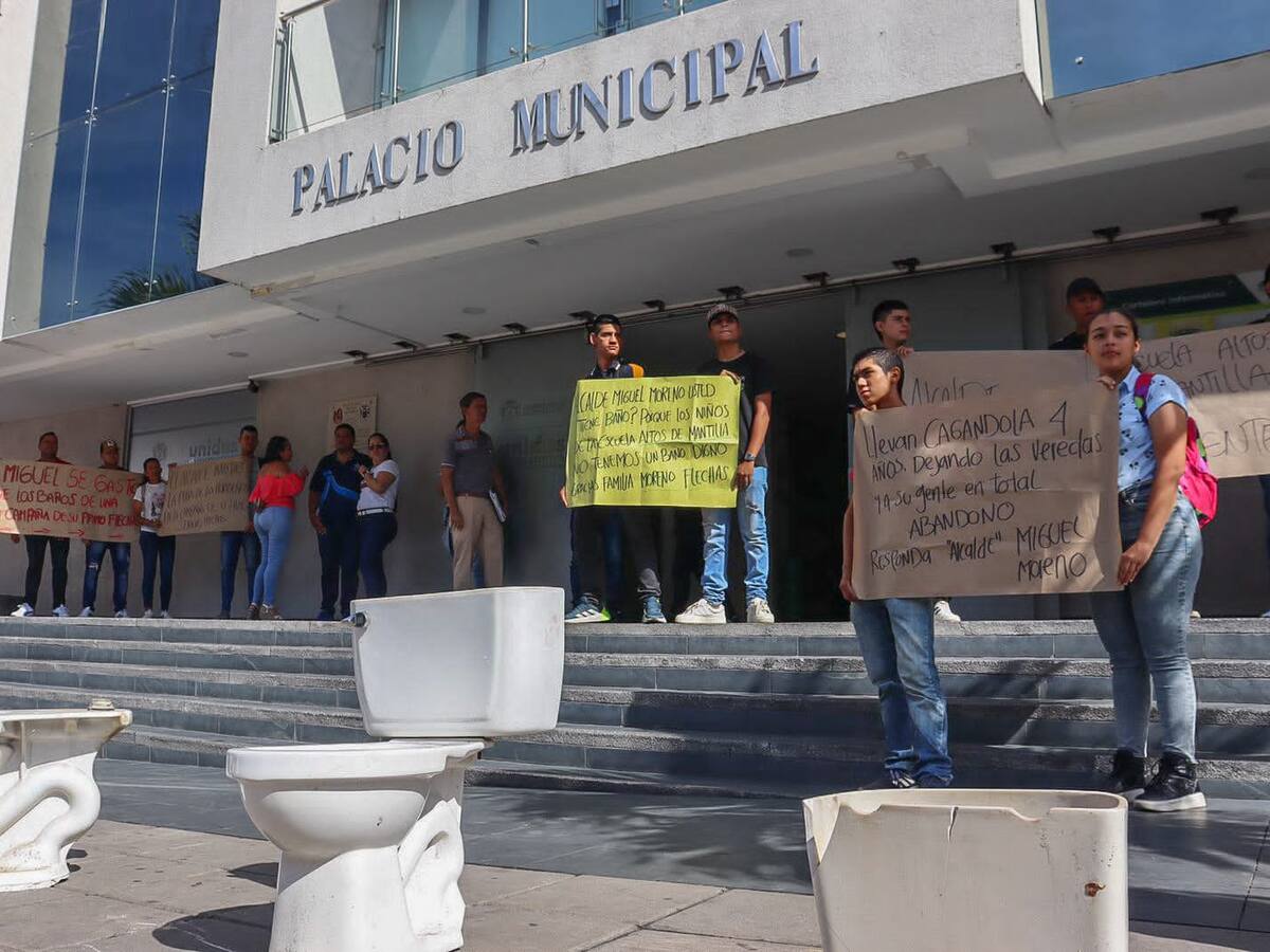 Con inodoros protestaron por falta de agua en un colegio