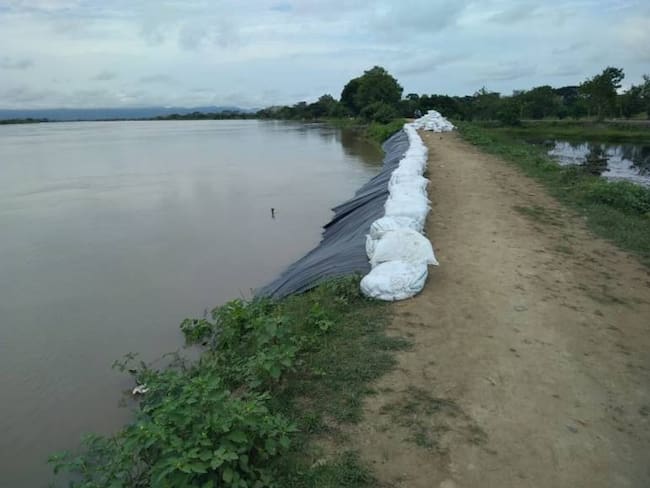 En Achí, Bolívar, el río Cauca está creciendo e inundó cultivos