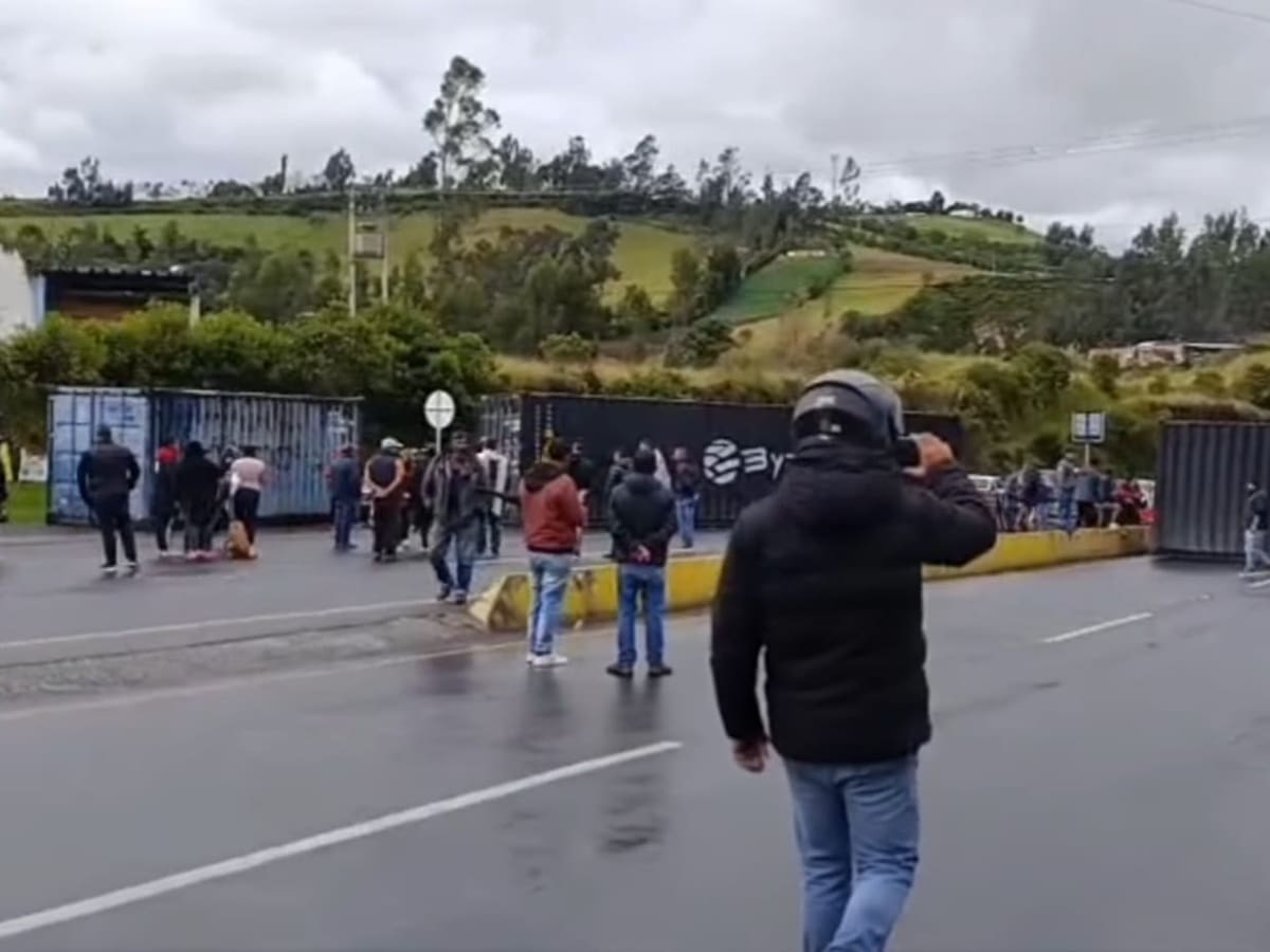 Con contenedores bloquean la frontera Colombo-ecuatoriana: Rechazan la guerra arancelaria