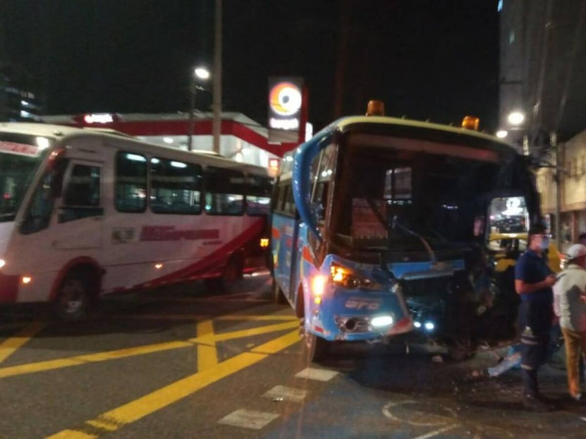 VIDEO: Fuerte accidente entre dos buses y un camión en la Quebradaseca