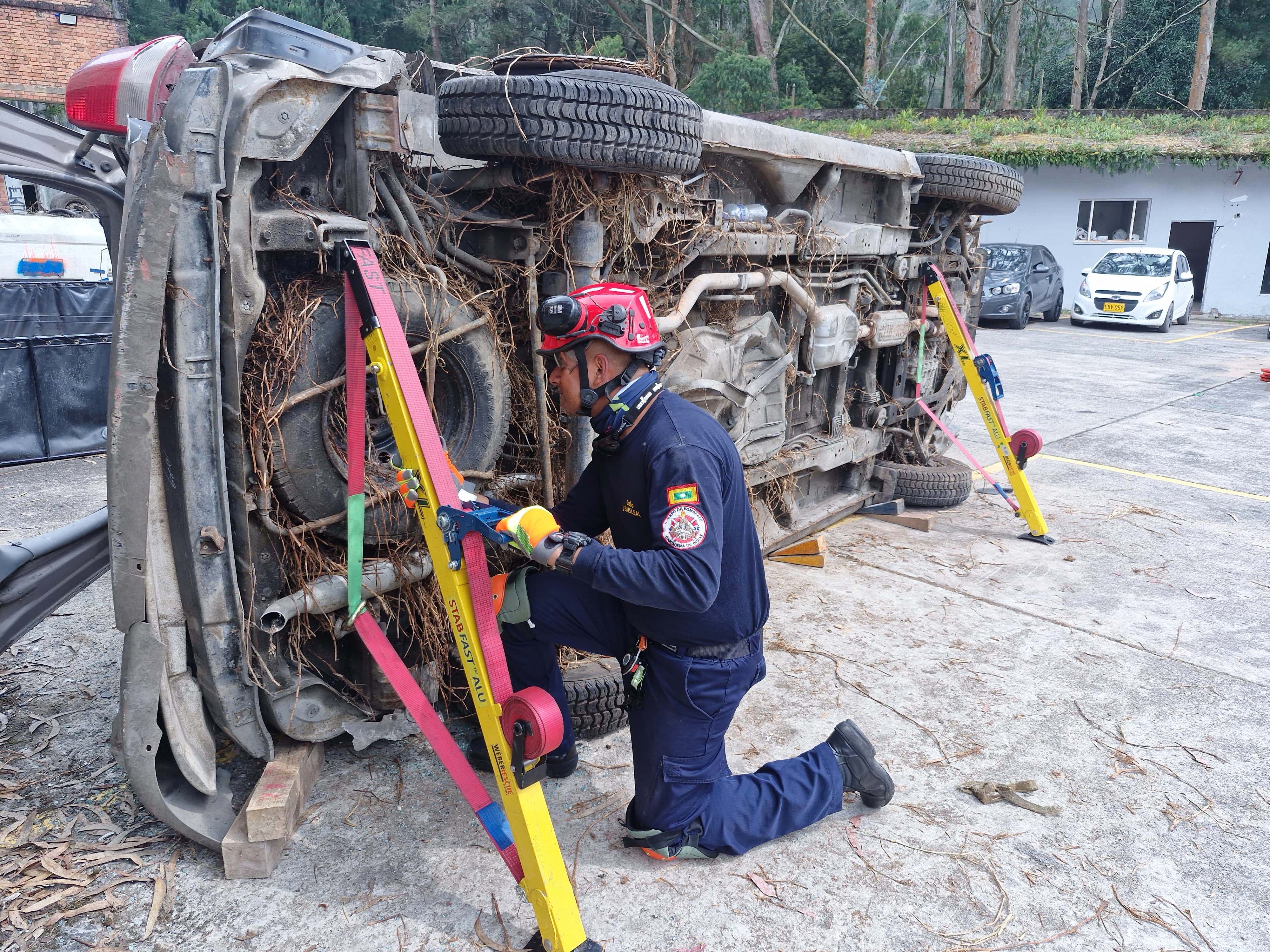 Bomberos de Cartagena fueron capacitados en curso de Rescate Vehicular en Bogotá
