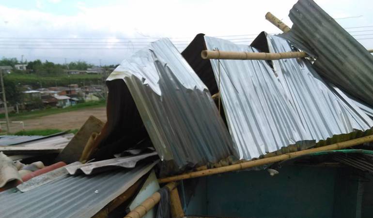 El cuerpo oficial de bomberos de la ciudad, rescató a la lesionada y posteriormente fue traslada a un centro asistencial 