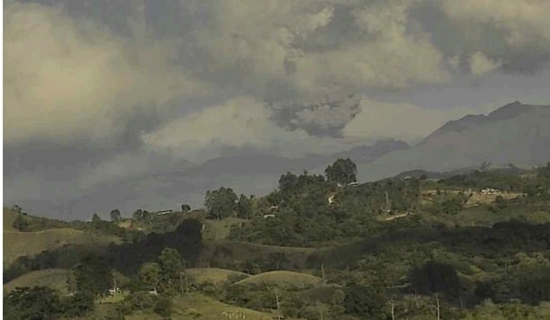 Las recientes emisiones de ceniza fueron captadas por una de las cámaras del Observatorio Vulcanológico y Sismológico de Popayán. Crédito: Servicio Geológico Colombiano.