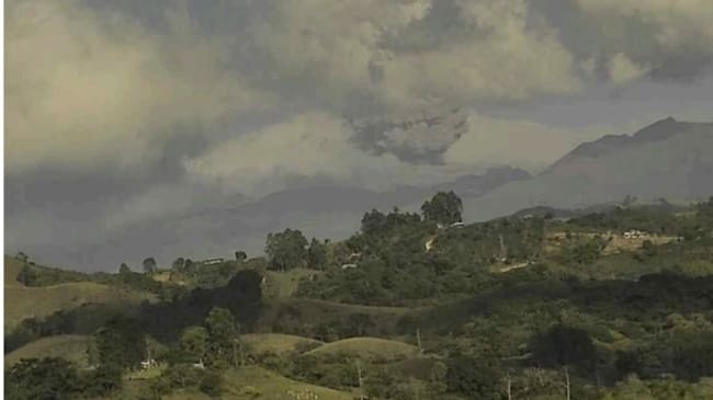 Las recientes emisiones de ceniza fueron captadas por una de las cámaras del Observatorio Vulcanológico y Sismológico de Popayán. Crédito: Servicio Geológico Colombiano.