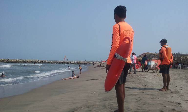 Cuerpo de rescatistas en playas de Pradomar, Puerto Colombia