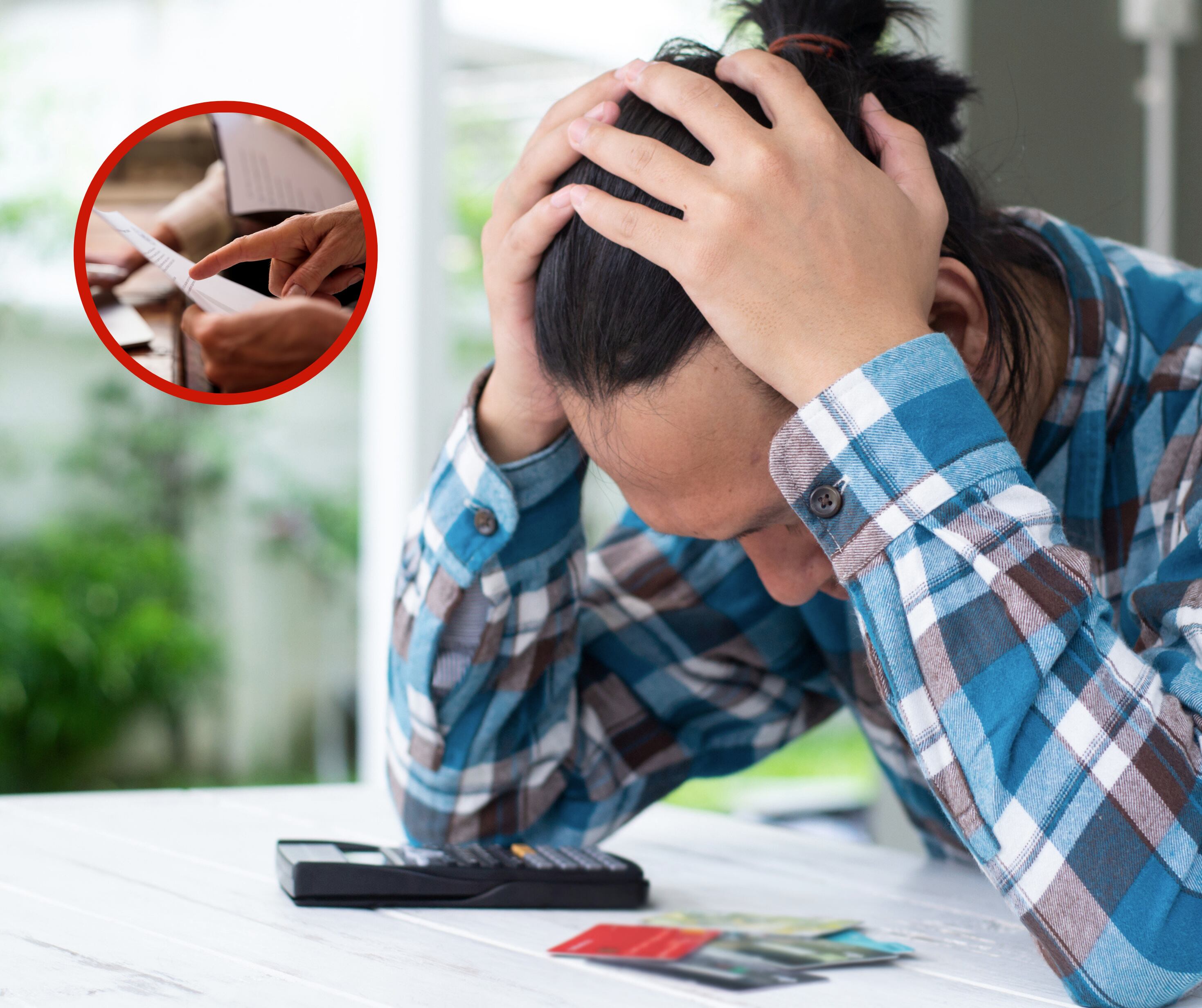 Hombre preocupado por sus deudas junto a una mano que señala un documento (Foto vía Getty Images)