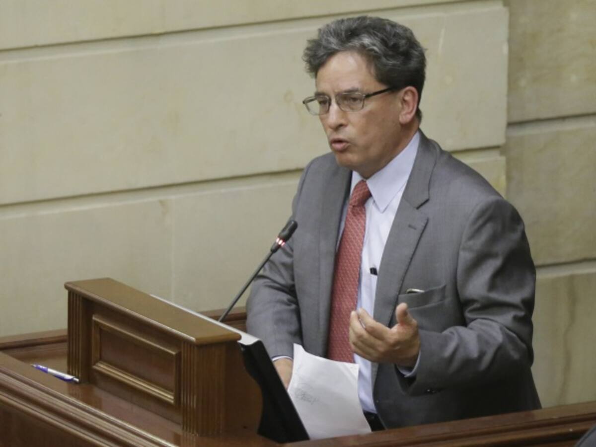 Carrasquilla contaría con 100 votos para seguir en el cargo