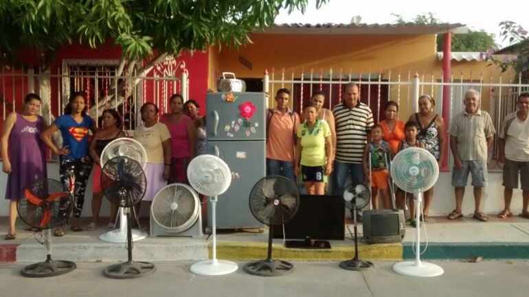 Un grupo de usuarios del barrio Por Fin en la Localidad Suroccidente de Barranquilla durante una protesta por la quema de sus electrodomésticos a raíz de una subida del voltaje.
