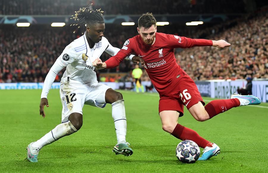 Eduardo Camavinga y Andrew Robertson en el partido de ida de los octavos de final de la Champions League / EFE