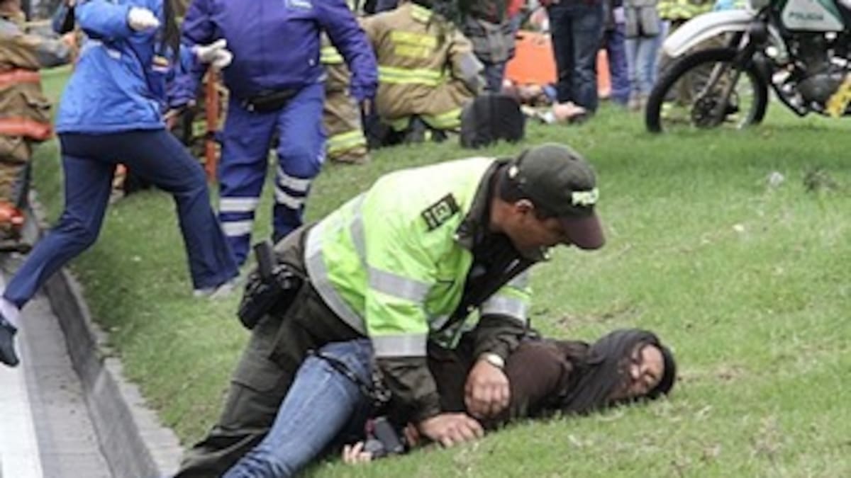 Suspenden e inhabilitan por un año al policía que agredió a periodista en Bogotá