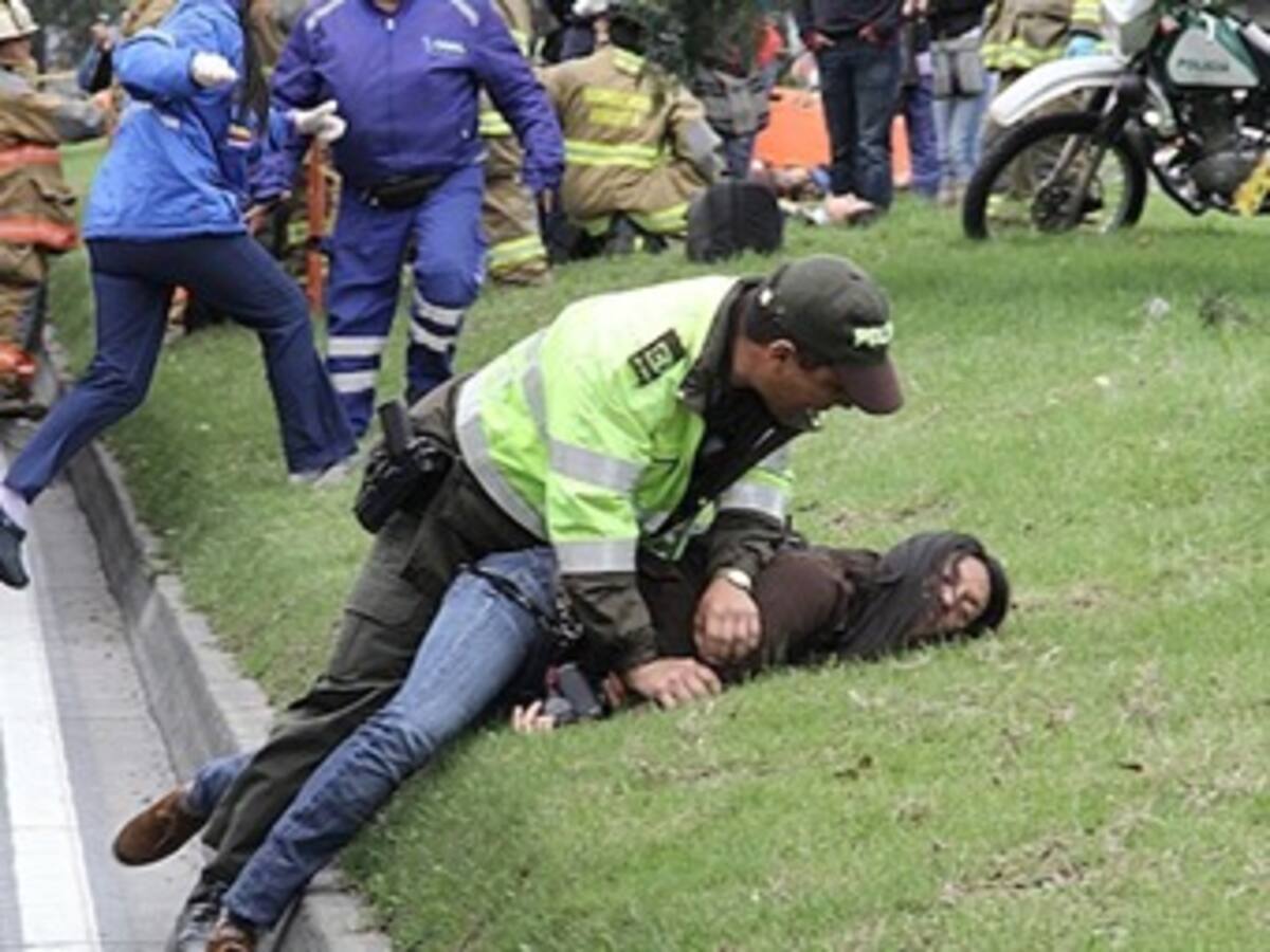 Suspenden e inhabilitan por un año al policía que agredió a periodista en Bogotá