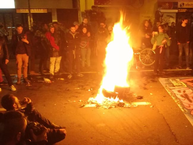 Los manifestantes iniciaron una hoguera frente al hospital San Ignacio &quot;para mantener viva la llama de Dilan&quot;.