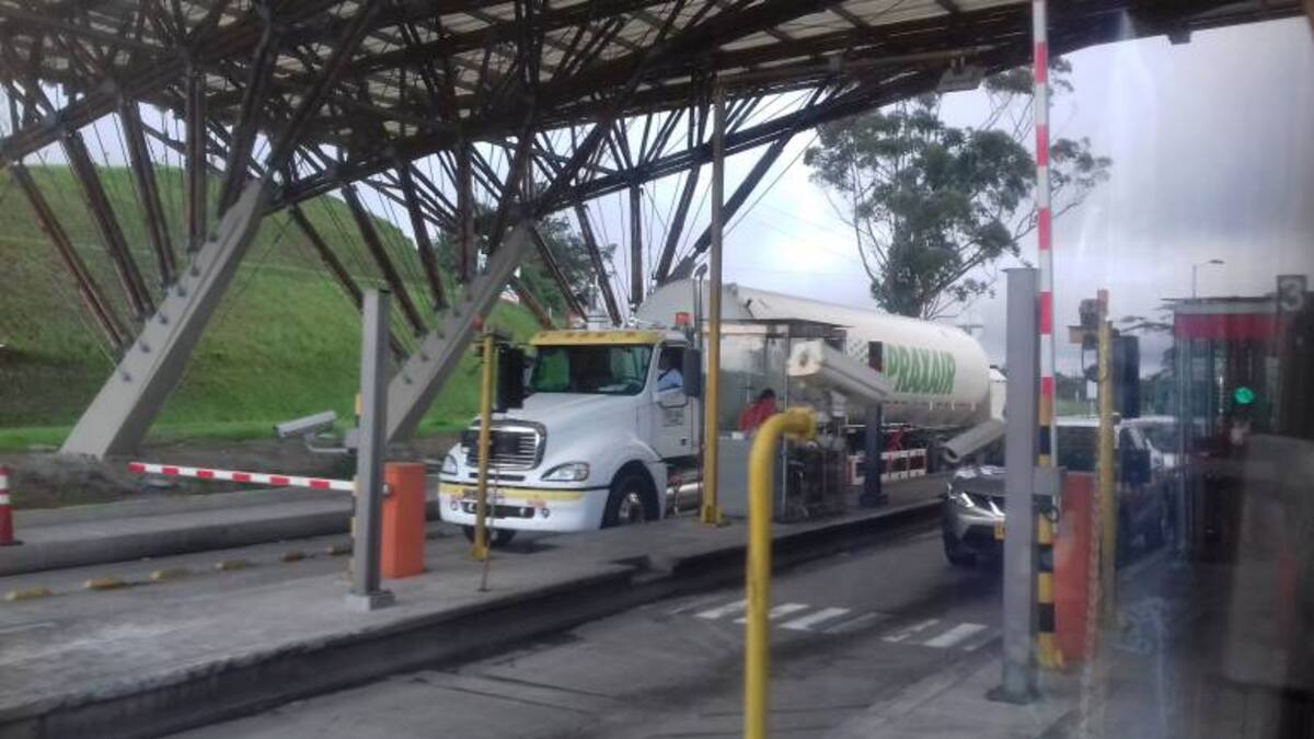 En marzo se definiría concesión de autopistas del café, congresistas piden que concesión no siga cobrando los peajes