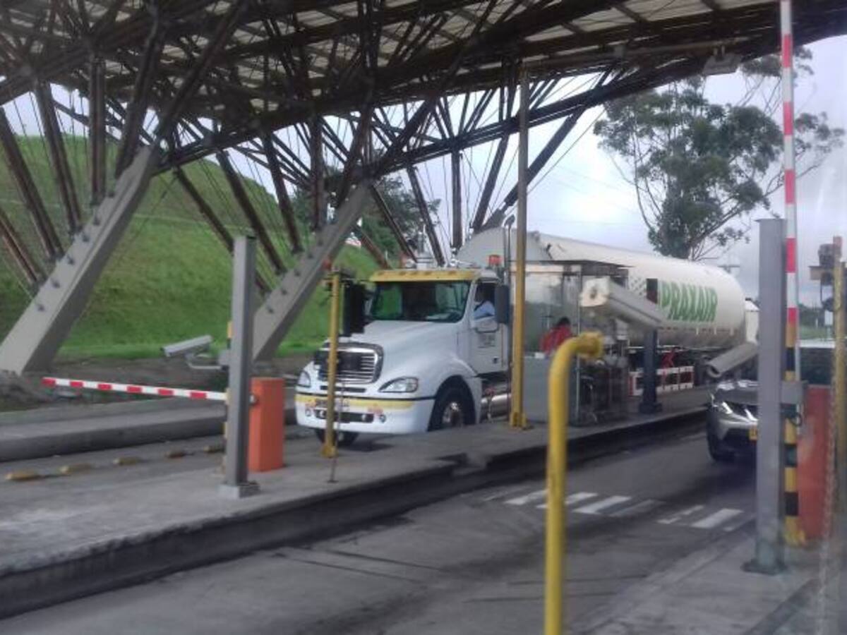 En marzo se definiría concesión de autopistas del café, congresistas piden que concesión no siga cobrando los peajes