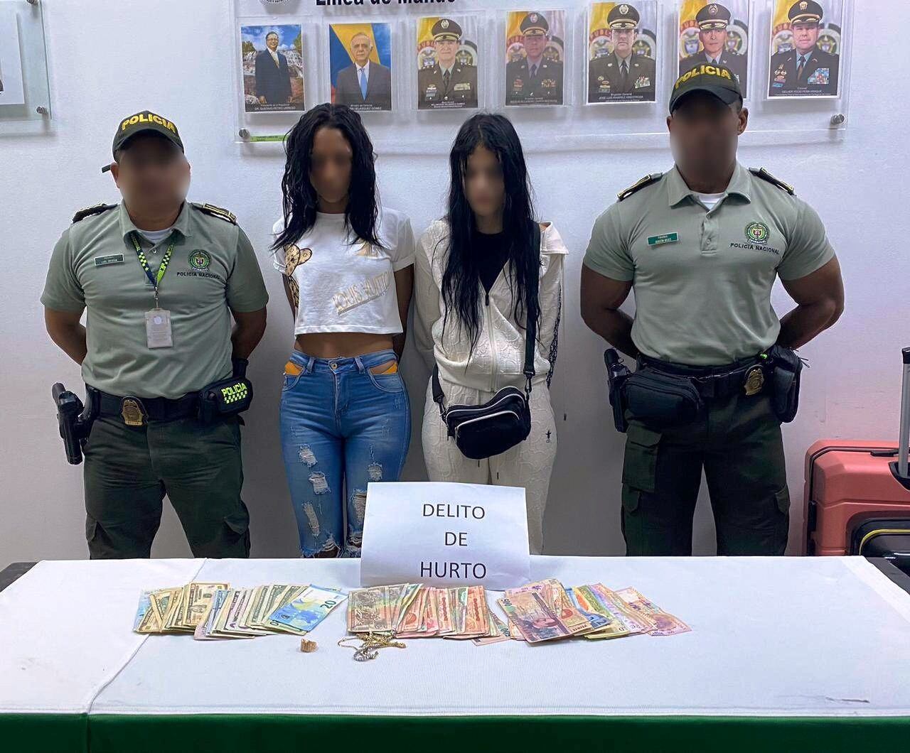 Capturadas dos mujeres por hurto de cadenas y dinero en a turistas hondureños