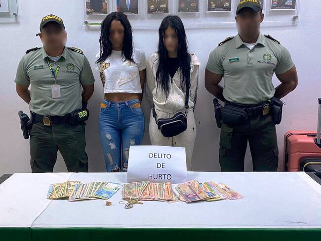 Capturadas dos mujeres por hurto de cadenas y dinero en a turistas hondureños