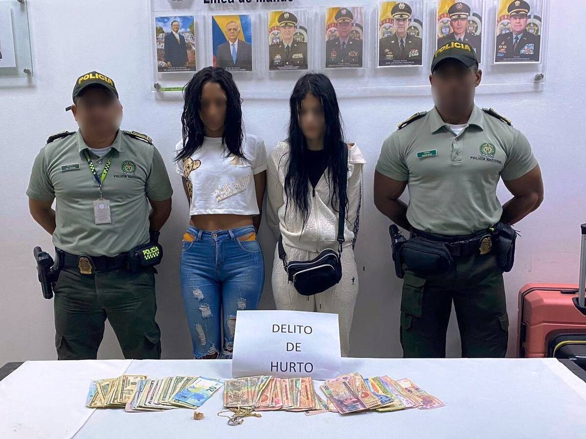 Capturadas dos mujeres por hurto de cadenas y dinero en a turistas hondureños
