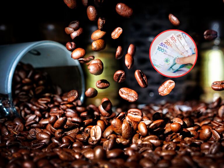 Persona con billetes colombianos en la mano y de fondo varios granos de café (Fotos vía Getty Images)